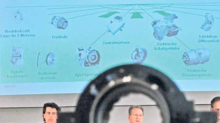 Premiere. Schaeffler-Chef Jürgen Geißinger, aufgenommen durch ein Kugellager, legte erstmals Zahlen der Gruppe vor. Foto: dpa