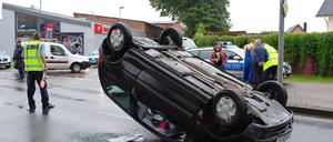 Sieht spektakulär aus, ist aber Routine: Polizisten nehmen einen Unfall im Landkreis Prignitz auf.