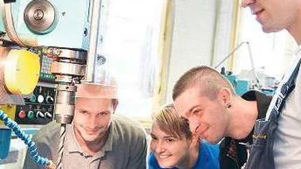 Tag eins. Die neuen Auszubildenden Karl Hartkopp, Kristin Papcke und Steffen Schmidt (von links) lassen sich die Fräsmaschine im Siemens-Werk in Spandau erklären.