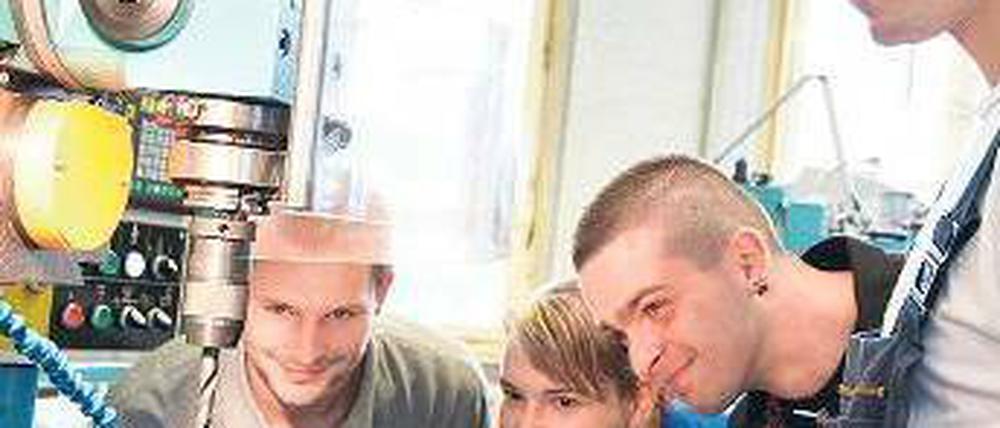 Tag eins. Die neuen Auszubildenden Karl Hartkopp, Kristin Papcke und Steffen Schmidt (von links) lassen sich die Fräsmaschine im Siemens-Werk in Spandau erklären.