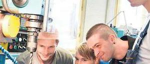 Tag eins. Die neuen Auszubildenden Karl Hartkopp, Kristin Papcke und Steffen Schmidt (von links) lassen sich die Fräsmaschine im Siemens-Werk in Spandau erklären. 