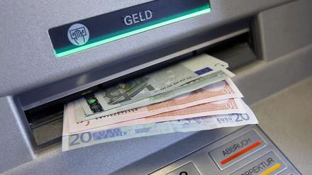 Wie viel der Kunde beim Abheben zahlt, soll künftig angezeigt werden.