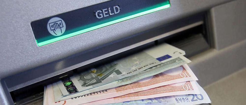 Wie viel der Kunde beim Abheben zahlt, soll künftig angezeigt werden.