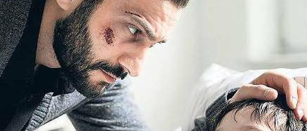 Besorgt ist Metin (Erhan Emre, l.) um seinen Sohn Bilal (Fritz Ali Hansen). Foto: WDR