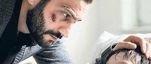 Besorgt ist Metin (Erhan Emre, l.) um seinen Sohn Bilal (Fritz Ali Hansen). Foto: WDR