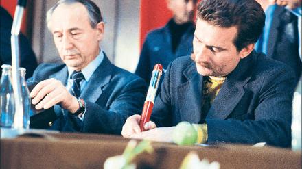 Mit dem Papst in der Hand. Lech Walesa unterschreibt am 31. August 1980 mit einem Riesenkuli, auf dem Johannes Paul II. abgebildet ist, die Anerkennung der Solidarnosc zur Gewerkschaft. Zu seiner Rechten KP-Funktionär Mieczyslaw Jagielski.Foto: Eyedea Presse/laif