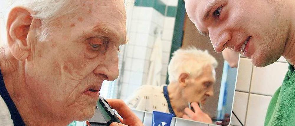 Im Pflegeheim. Jährlich leisten 90 000 junge Männer in Deutschland ihren Dienst in sozialen Einrichtungen der Wohlfahrtsverbände, Kommunen und anderer Träger.