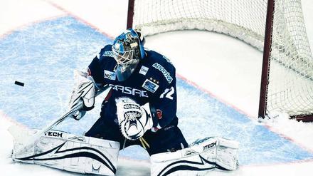 In Lauerstellung. Seit 2007 hütet Rob Zepp das Tor bei den Eisbären Berlin, sein Ziel liegt aber weiterhin in Nordamerika. Foto: ddp