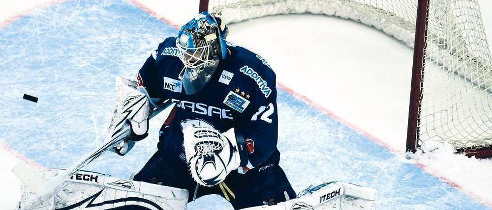 In Lauerstellung. Seit 2007 hütet Rob Zepp das Tor bei den Eisbären Berlin, sein Ziel liegt aber weiterhin in Nordamerika. Foto: ddp