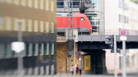 Gleiche Arbeit, weniger Geld. In dieser Woche verhandeln die Gewerkschaften erneut, um einheitliche Löhne und Arbeitsbedingungen für 125 000 Eisenbahner zu erreichen. 