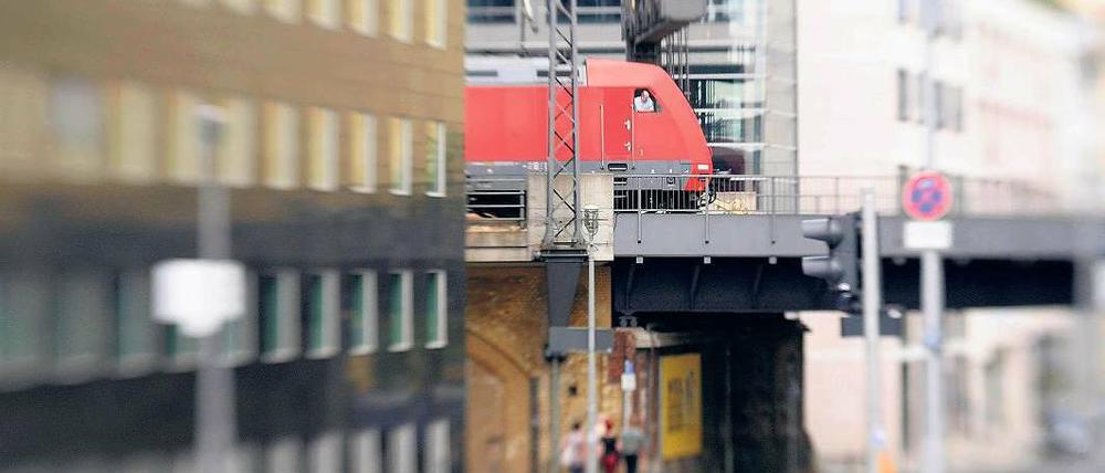 Gleiche Arbeit, weniger Geld. In dieser Woche verhandeln die Gewerkschaften erneut, um einheitliche Löhne und Arbeitsbedingungen für 125 000 Eisenbahner zu erreichen. 
