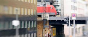 Gleiche Arbeit, weniger Geld. In dieser Woche verhandeln die Gewerkschaften erneut, um einheitliche Löhne und Arbeitsbedingungen für 125 000 Eisenbahner zu erreichen. 