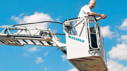 In anderen Sphären. Noch-Ministerpräsident Roland Koch bei einem seiner letzten Auftritte in dieser Funktion am Wochenende. Er sprach während des „Drillingstreffens“ im hessischen Neu-Anspach. Foto: Arne Dedert/dpa