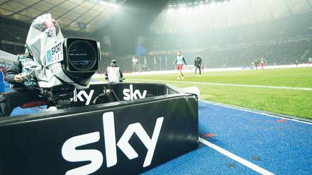 Mit Fußball-Liveübertragungen will Sky das große Geld machen - doch die Telekom überlässt dem Abo-Sender den Markt nicht kampflos.