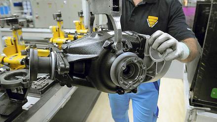 Autohersteller wie BMW testen an ihren Produktionsstraßen den Arbeitsalltag in einer alternden Gesellschaft.