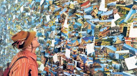 Warum in die Ferne schweifen? Im Augsburger Textil- und Industriemuseum hängt eine Wand voller Ansichtskarten von Italienurlaubern. Noch bis zum 10. Oktober ist die bayerische Landesausstellung „Bayern–Italien“ zu sehen, in der die Beziehungen zwischen Bayern und Italien bis in die Gegenwart dargestellt wird. Foto: Stefan Puchner, dpa