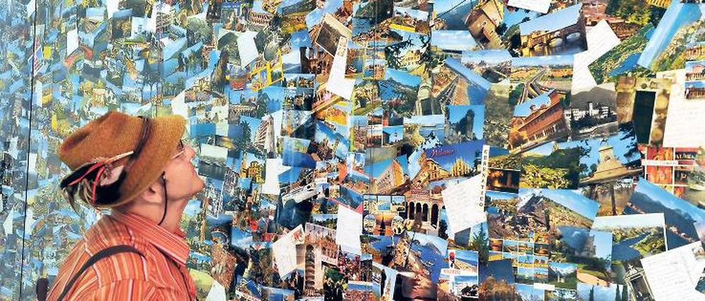 Warum in die Ferne schweifen? Im Augsburger Textil- und Industriemuseum hängt eine Wand voller Ansichtskarten von Italienurlaubern. Noch bis zum 10. Oktober ist die bayerische Landesausstellung „Bayern–Italien“ zu sehen, in der die Beziehungen zwischen Bayern und Italien bis in die Gegenwart dargestellt wird. Foto: Stefan Puchner, dpa