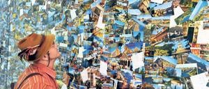 Warum in die Ferne schweifen? Im Augsburger Textil- und Industriemuseum hängt eine Wand voller Ansichtskarten von Italienurlaubern. Noch bis zum 10. Oktober ist die bayerische Landesausstellung „Bayern–Italien“ zu sehen, in der die Beziehungen zwischen Bayern und Italien bis in die Gegenwart dargestellt wird. Foto: Stefan Puchner, dpa