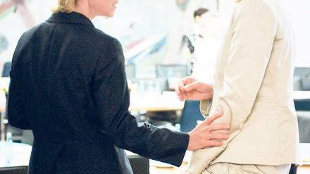 Fördern, aber wie? Arbeitsministerin Leyen (CDU, links) hält die Chipkarte für eine gute Idee, Mecklenburg-Vorpommerns Sozialministerin Schwesig ist skeptisch.