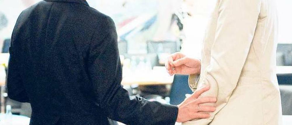 Fördern, aber wie? Arbeitsministerin Leyen (CDU, links) hält die Chipkarte für eine gute Idee, Mecklenburg-Vorpommerns Sozialministerin Schwesig ist skeptisch.
