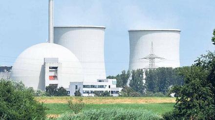 Stromquelle, Steuerquelle. Die Atomwirtschaft bekommt längere Laufzeiten für Kraftwerke (im Bild das von RWE betriebene Akw Biblis), soll im Gegenzug aber eine Brennelementesteuer zahlen.