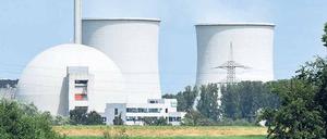 Stromquelle, Steuerquelle. Die Atomwirtschaft bekommt längere Laufzeiten für Kraftwerke (im Bild das von RWE betriebene Akw Biblis), soll im Gegenzug aber eine Brennelementesteuer zahlen.