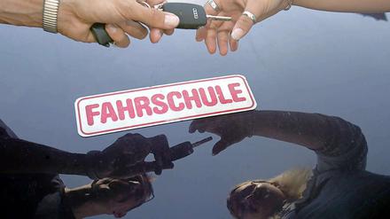 Rund 570 Fahrschulen konkurrieren um die abnehmende Zahl von Fahrschülern.