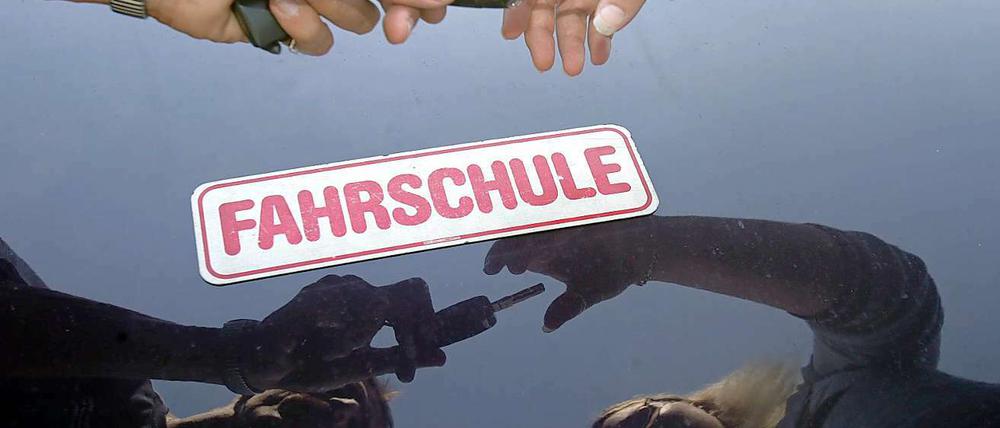 Rund 570 Fahrschulen konkurrieren um die abnehmende Zahl von Fahrschülern.