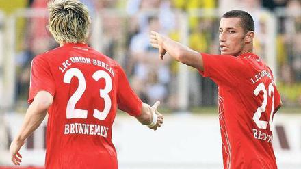 Hand drauf. Björn Brunnemann (links) gratuliert Karim Benyamina zum 1:0. Foto: dpa