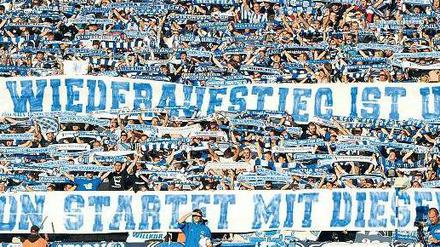 Erstligareif. Die Fans von Hertha BSC simulierten Bundesliga im Olympiastadion. Foto: dpa