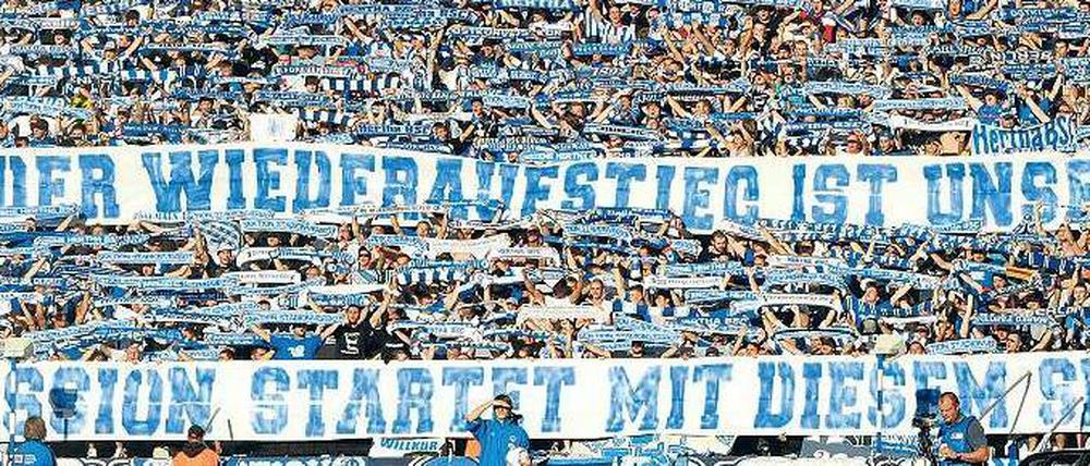Erstligareif. Die Fans von Hertha BSC simulierten Bundesliga im Olympiastadion. Foto: dpa