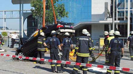 Ein hartes Stück Arbeit: Fünf Stunden brauchten Feuerwehrkräfte, um das Autowrack zu bergen. 