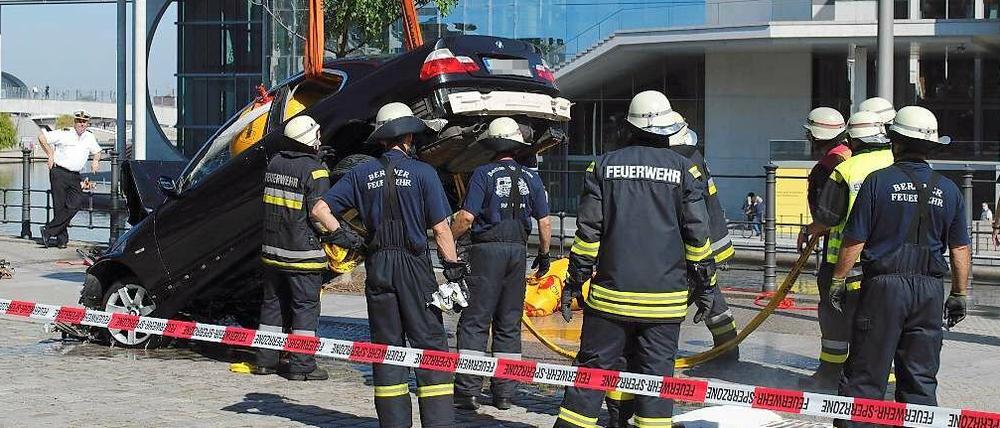 Ein hartes Stück Arbeit: Fünf Stunden brauchten Feuerwehrkräfte, um das Autowrack zu bergen.