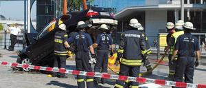 Ein hartes Stück Arbeit: Fünf Stunden brauchten Feuerwehrkräfte, um das Autowrack zu bergen. 