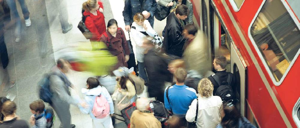 Gute Verbindungen gibt es zwischen Berlin und dem Umland, besonders im Landkreis Oberhavel. Wer nach Berlin zur Arbeit pendelt, ist meist gut qualifiziert, und so mancher war früher Berliner. 