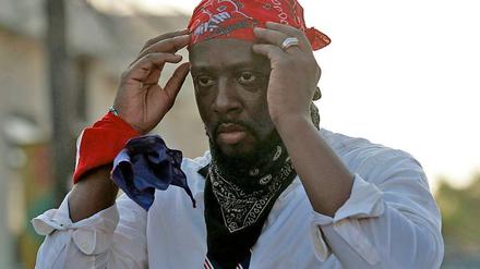 Rapper Wyclef Jean mit Kopftuch und Krawatte.