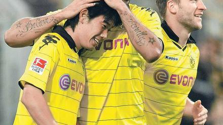 Spaß an der Arbeit. Die Dortmunder Patrick Owomoyela (Mitte) und Jakub Blaszczykowski (rechts) durften schon mit ihrem neuen Kollegen Shinji Kagawa jubeln.