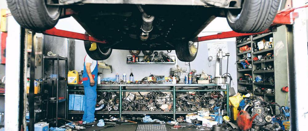 Höher als gedacht. Die Fahrt zur Kfz-Werkstatt ist für viele Autofahrer kaum erfreulicher als ein Zahnarztbesuch. Als Kunde ist man den Profis aber nicht schutzlos ausgeliefert. Verträge sollte man schriftlich fixieren, Mängel sofort reklamieren. Foto: Imago