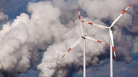Windräder vor den Kühltürmen eines Kohlekraftwerks - auch einer Energieform, die es zu ersetzen gilt.