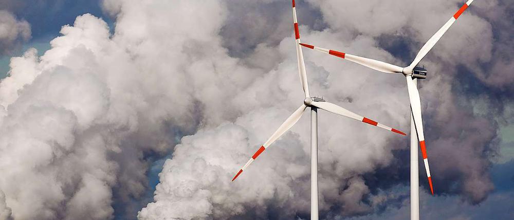 Windräder vor den Kühltürmen eines Kohlekraftwerks - auch einer Energieform, die es zu ersetzen gilt. 