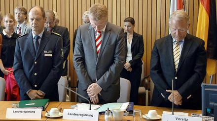 Einigkeit nur bei der Gedenkminute für die Opfer des Loveparade-Unglücks.