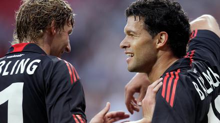 Michael Ballack (re.) mit Teamkollegen Stefan Kießling.