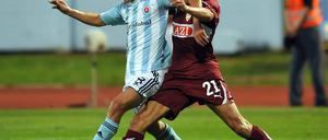 Erik Grendel (li.) von Slovan Bratislava gegen Stuttgarts KhalidBoulahrouz.