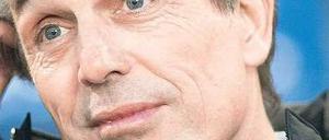 Ein Gesicht voller Sorgen. U-21-Trainer Rainer Adrion muss nach dem Aus in der EM- Qualifikation um seinen Job bangen. 