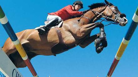 Der Himmel über Aachen. Eric Lamaze und Hickstead heben ab. Foto: dpa