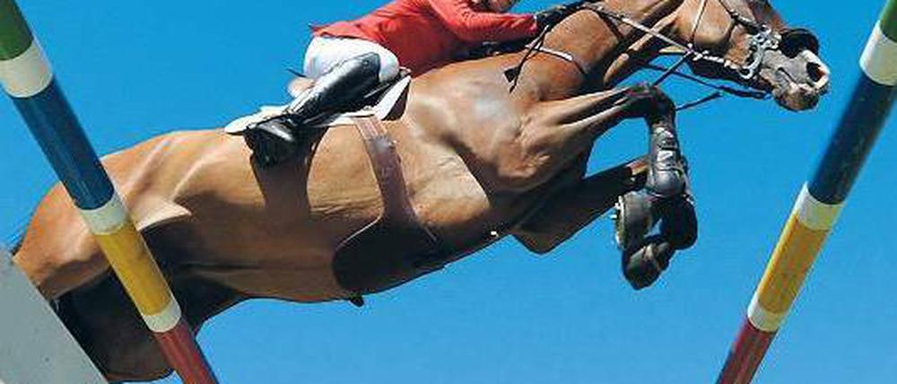 Der Himmel über Aachen. Eric Lamaze und Hickstead heben ab. Foto: dpa