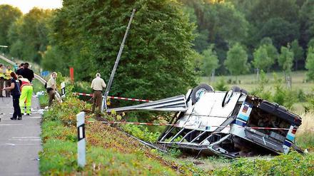 Der Bus überschlug sich und blieb auf dem Dach liegen.