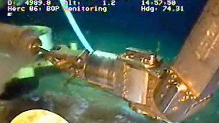 Schon wieder Leck? Eine ferngesteuerten Kamera von BP zeigt die provisorisch abgedichtete Ölquelle im Golf von Mexiko.