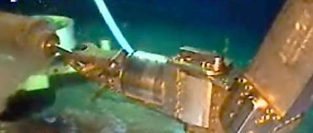 Schon wieder Leck? Eine ferngesteuerten Kamera von BP zeigt die provisorisch abgedichtete Ölquelle im Golf von Mexiko.