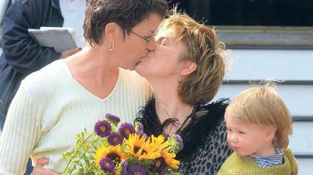 Mama, Mama, Kind. Ein Verlag will in Schulbüchern das Leben von Regenbogenfamilien schildern. Foto: AFP